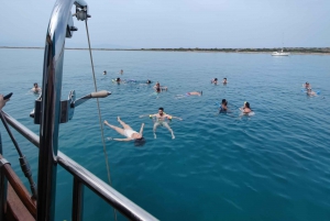 Croisière d'une journée vers 3 îles avec arrêt baignade et déjeuner.