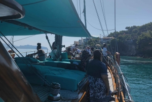 Croisière d'une journée vers 3 îles avec arrêt baignade et déjeuner.