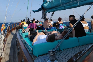 Croisière d'une journée vers 3 îles avec arrêt baignade et déjeuner.