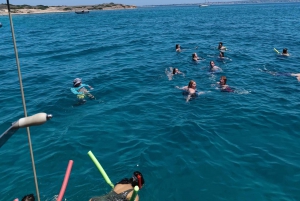 Croisière d'une journée vers 3 îles avec arrêt baignade et déjeuner.