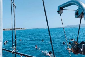 Croisière d'une journée vers 3 îles avec arrêt baignade et déjeuner.