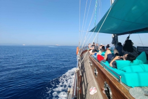 Croisière d'une journée vers 3 îles avec arrêt baignade et déjeuner.