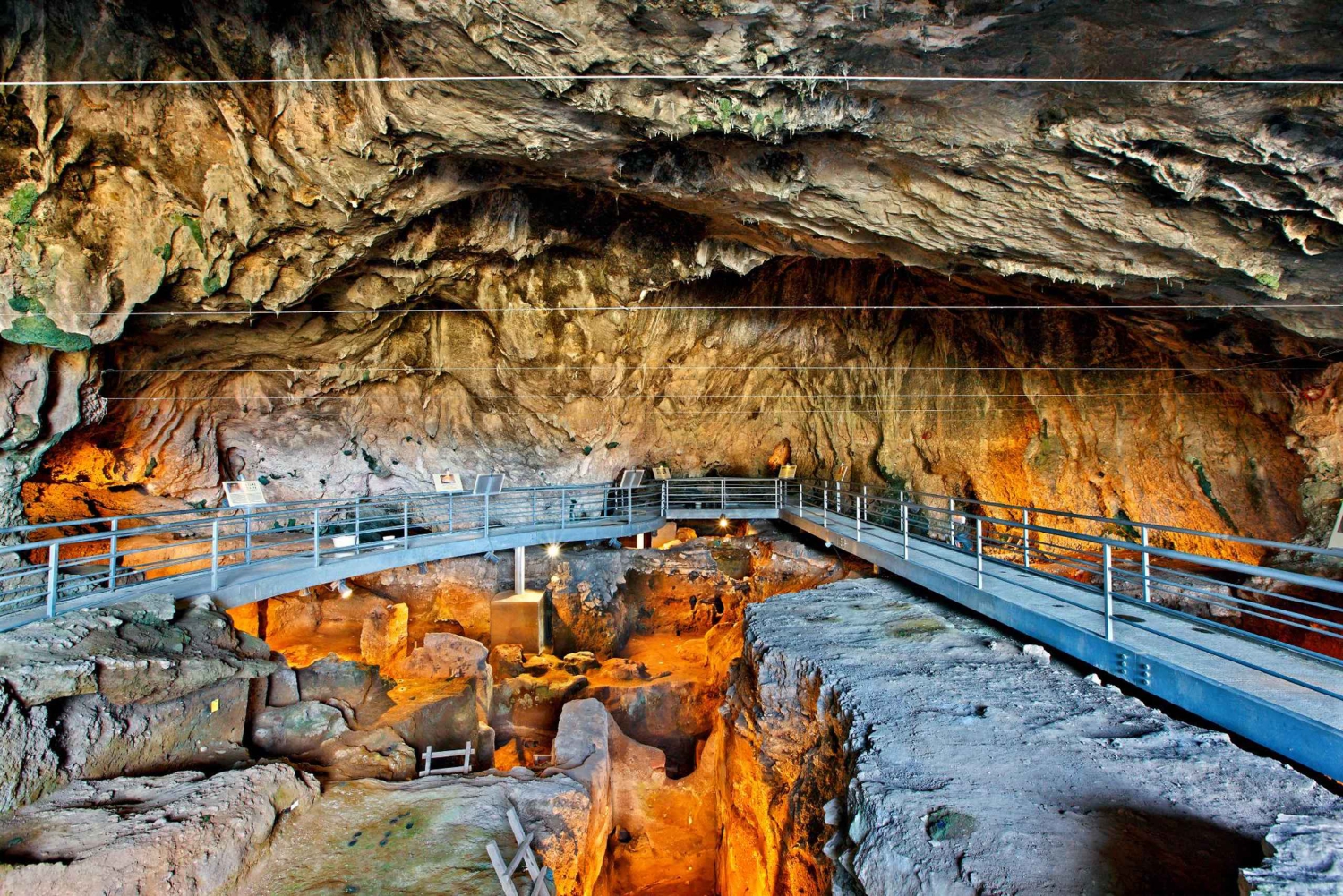 Mosteiros de Meteora e Gruta de Theopetra de 130 000 a.C.