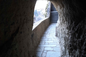 Mosteiros de Meteora e Gruta de Theopetra de 130 000 a.C.