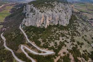 Mosteiros de Meteora e Gruta de Theopetra de 130 000 a.C.