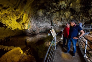 Mosteiros de Meteora e Gruta de Theopetra de 130 000 a.C.