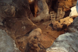 Mosteiros de Meteora e Gruta de Theopetra de 130 000 a.C.