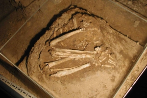 Mosteiros de Meteora e Gruta de Theopetra de 130 000 a.C.