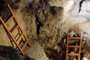 Mosteiros de Meteora e Gruta de Theopetra de 130 000 a.C.