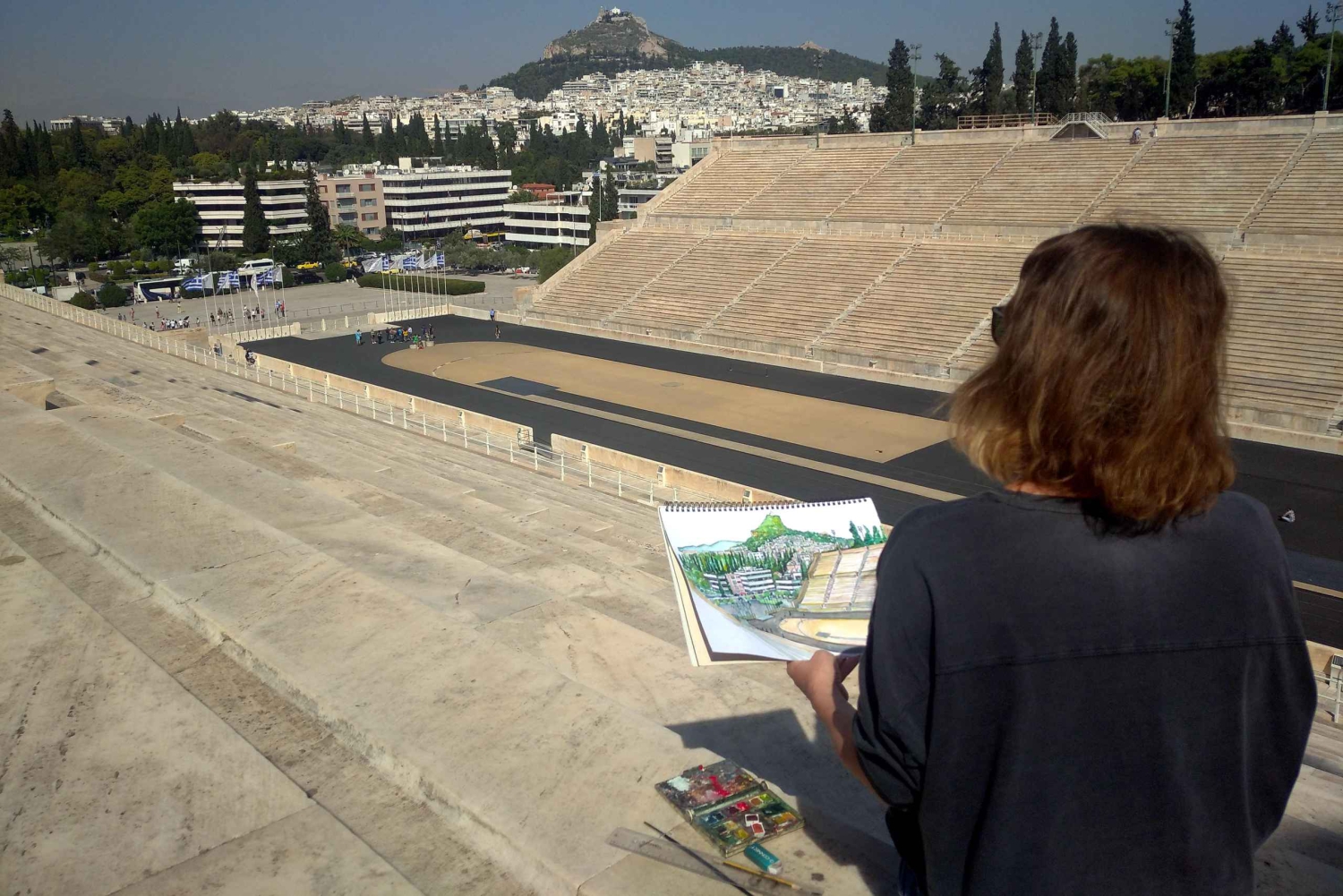 Clase de dibujo al aire libre en el centro histórico de Atenas