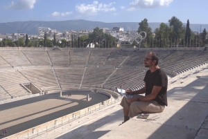Clase de dibujo al aire libre en el centro histórico de Atenas