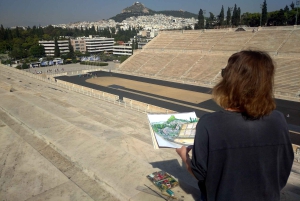 Clase de dibujo al aire libre en el centro histórico de Atenas