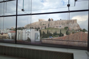 Clase de dibujo al aire libre en el centro histórico de Atenas