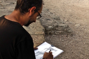 Clase de dibujo al aire libre en el centro histórico de Atenas