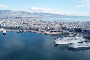 Visitantes do cruzeiro guiado do Porto de Pireu para Atenas City Tour particular