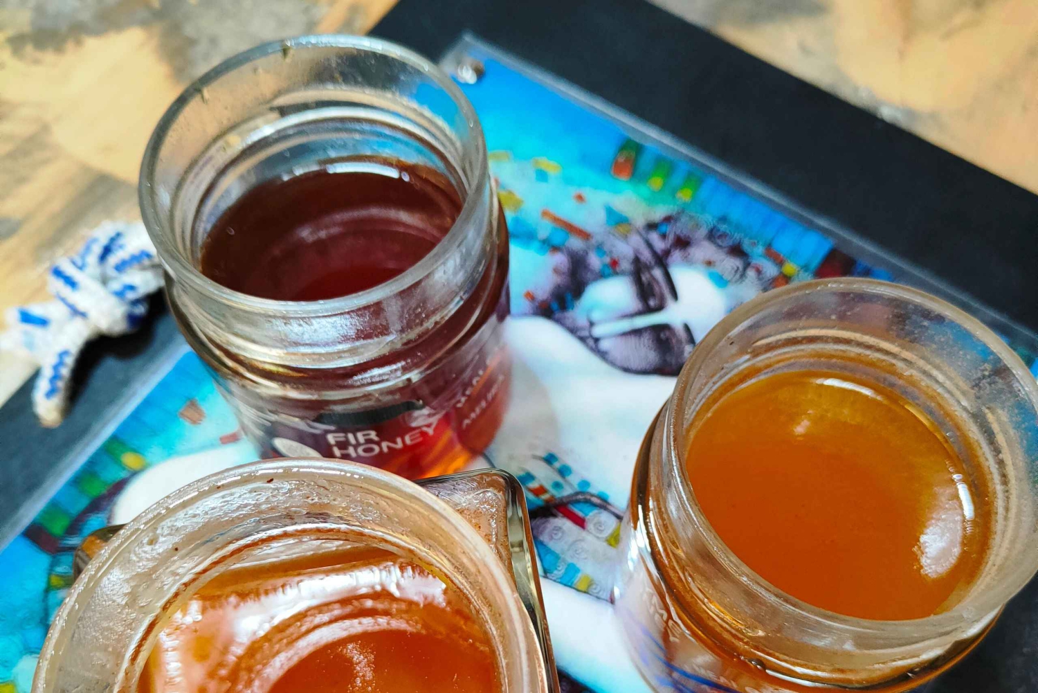 Dégustation de miel grec de première qualité avec du yaourt et plus encore