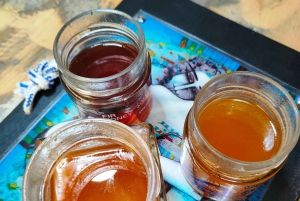Dégustation de miel grec de première qualité avec du yaourt et plus encore