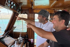 Solnedgangscruise på Athen-rivieraen – Halvdag med svømning og grill om bord