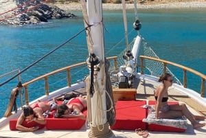 Solnedgangscruise på Athen-rivieraen – Halvdag med svømning og grill om bord