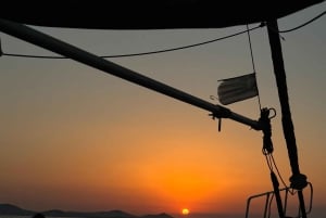 Solnedgangscruise på Athen-rivieraen – Halvdag med svømning og grill om bord