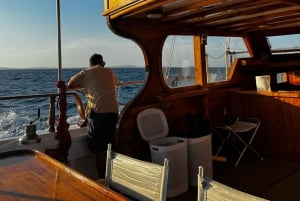 Solnedgangscruise på Athen-rivieraen – Halvdag med svømning og grill om bord