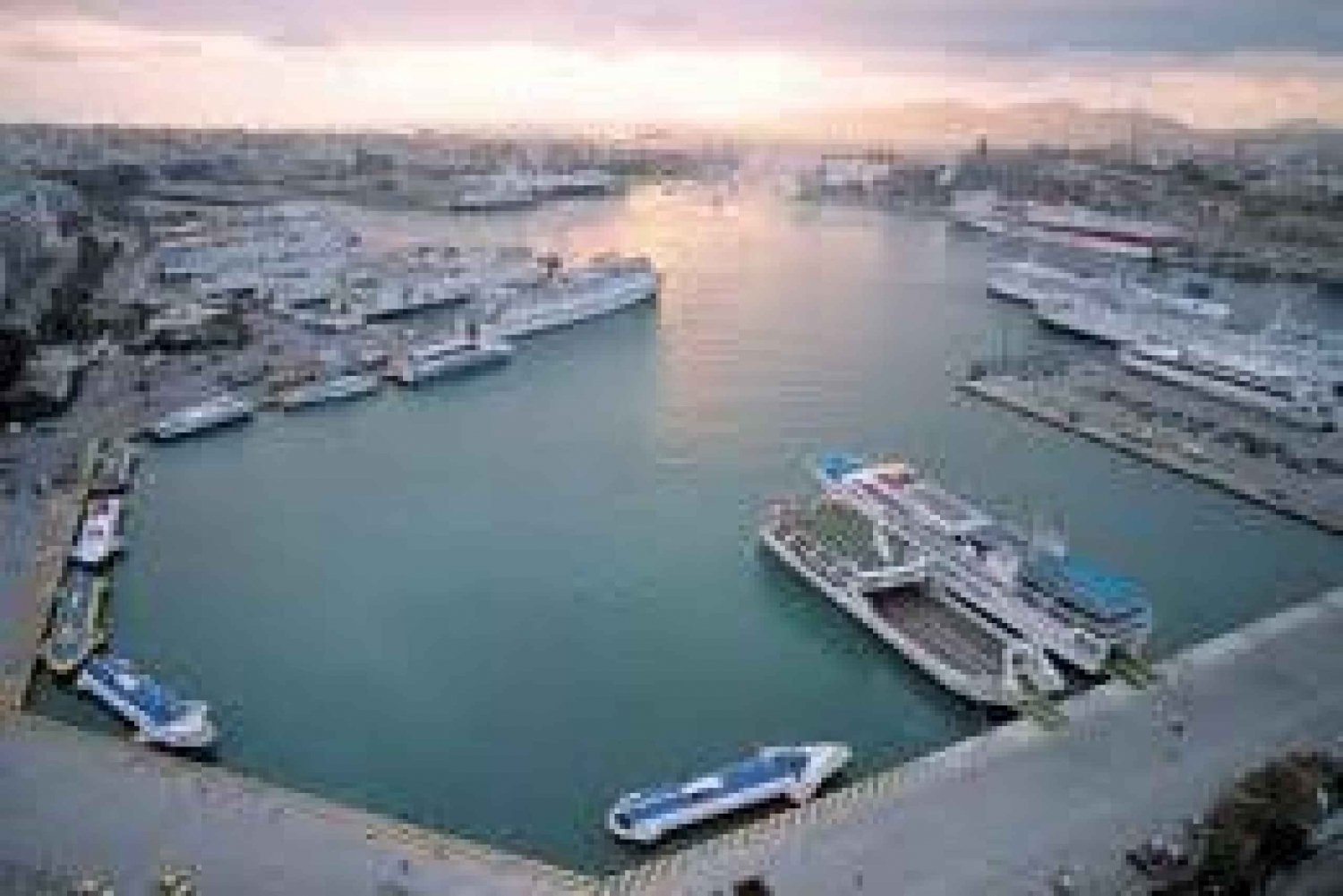 Kuljetus Piraeuksen satamaan ja Ateenan keskustan hotelliin