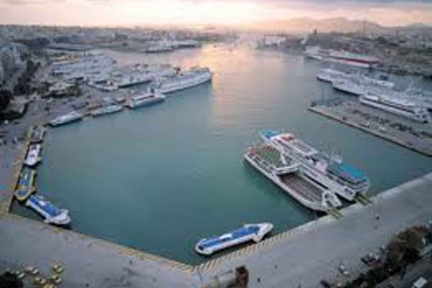 Transfer z/do portu w Pireusie i hotelu w centrum Aten