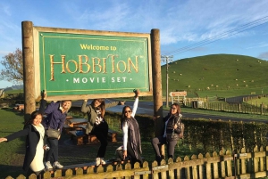 Auckland: Hobbiton Movie Set and Waitomo Small Group Tour