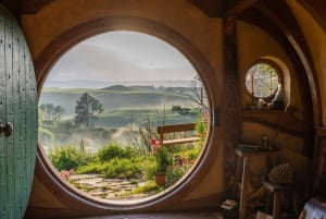 Auckland: Hobbiton Movie Set & Te Puia - Small Group Tour