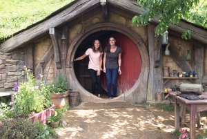 From Auckland: Hobbiton and Waitomo Bus Tour with Lunch