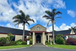 Auckland: Kumeu Wine Tasting Tour and Black Sand Beach