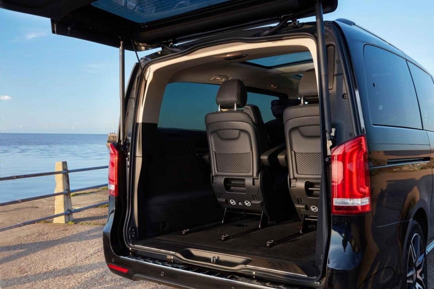 Auckland: Private Luxury Transfer To/Fr City in Mercedes Van