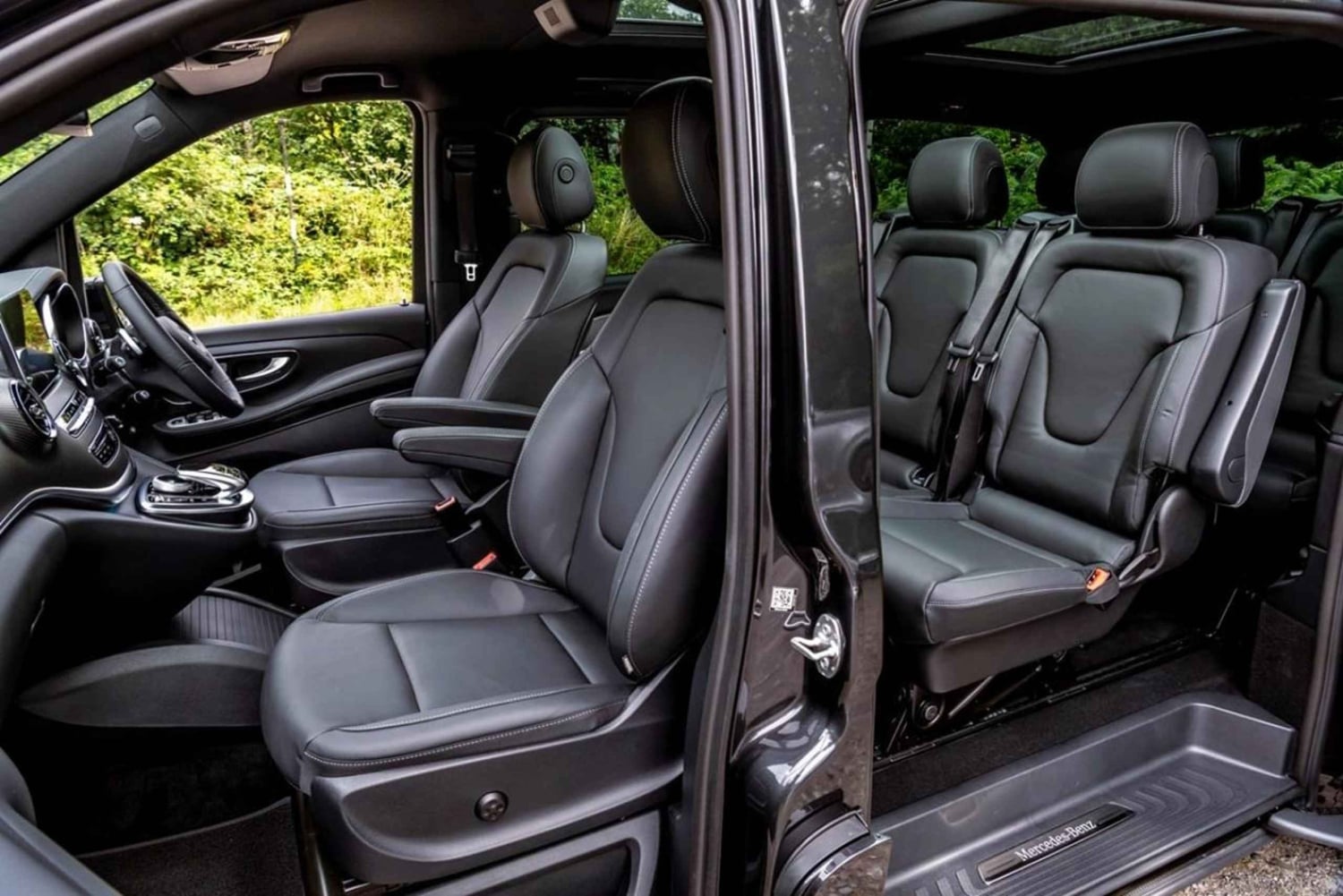 Auckland: Private Luxury Transfer To/Fr City in Mercedes Van