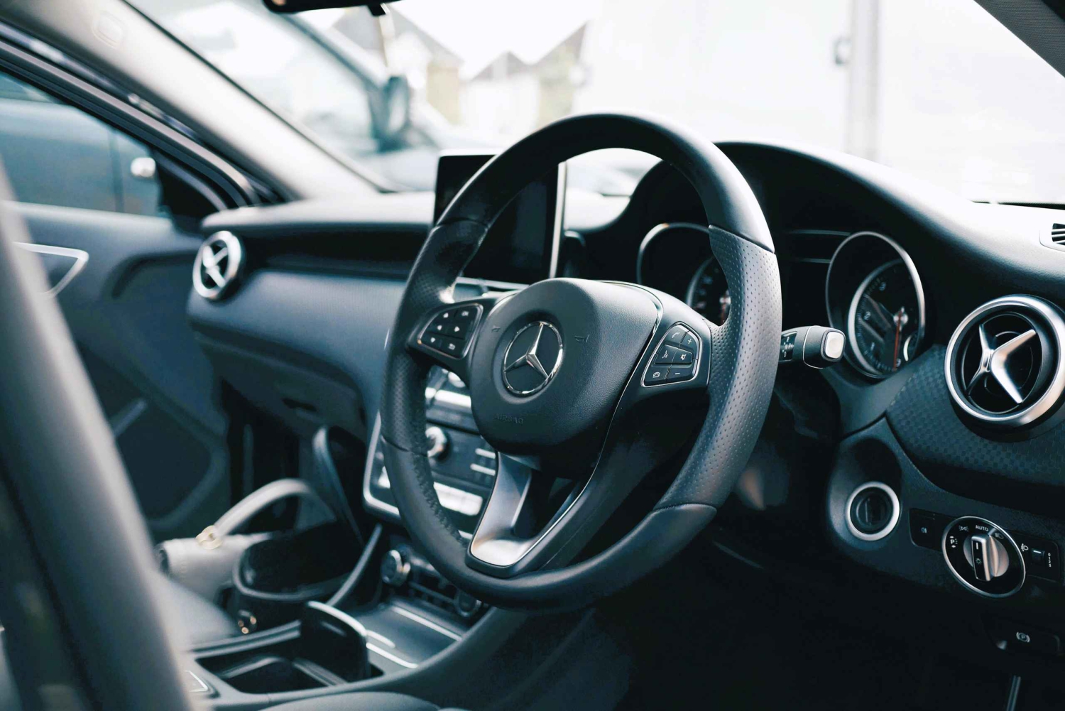 Auckland: Private Luxury Transfer To/Fr City in Mercedes Van