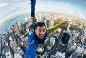 Auckland : SkyJump avec billet d'entrée à la Sky Tower