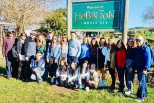 オークランド発：ホビトン映画セット 1 日少人数グループ旅行