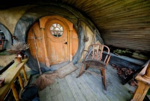 From Auckland: Hobbiton & Waitomo Caves Full-Day Trip