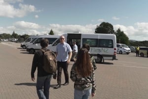 Vanuit Auckland: Tweedaagse tour naar Hobbiton, Rotorua en de Waitomo Caves