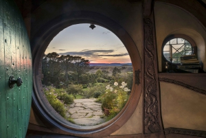 From Auckland: Waitomo & Hobbiton Bus Tour with Lunch