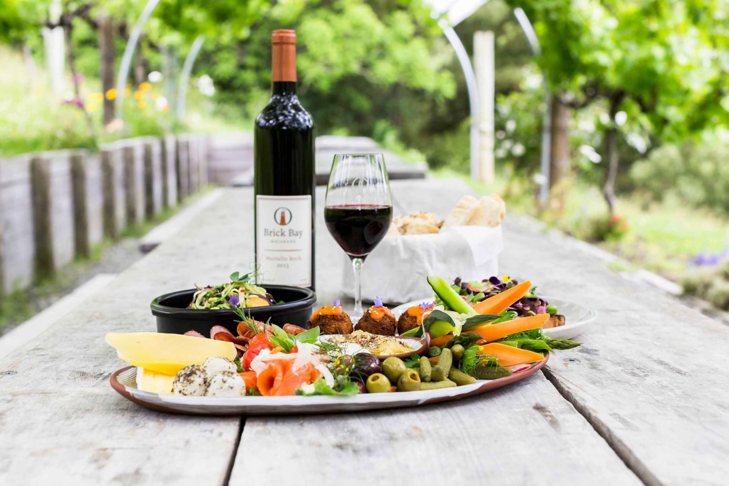 乗馬、ワインテイスティング、アートトレイル プライベートツアー