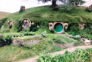 From Auckland: Hobbiton and Waitomo Day Tour with Lunch