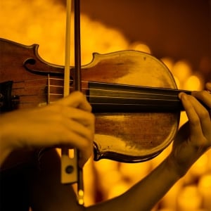 Candlelight: 90's Unplugged on Strings