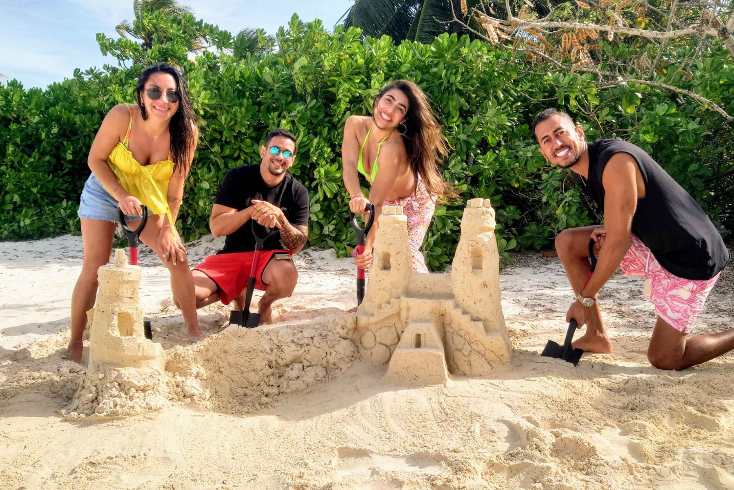 Nassau Bahamas: Strandaktivitet og piknik med sandslottskulptur