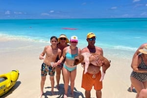 Nassau: Beach Club and Swimming with the Pigs with Lunch