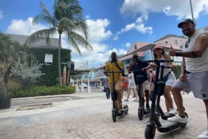 Nassau: E-scootertur med matprovning och lokala drycker