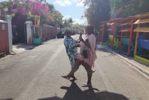 Nassau: Electric Bus Tour with Food & Drink Samples