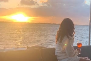 Nassau: Wykwintna kolacja i rejs o zachodzie słońca luksusowym katamaranem