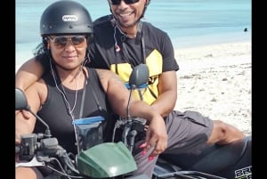 Nassau: Opastettu ATV-kierros bahamalaisella lounaalla ja juomalla