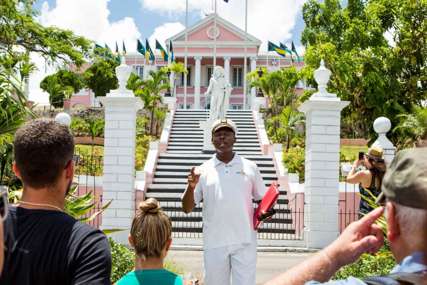 Nassau: Historical Landmarks Walking Tour with Lunch