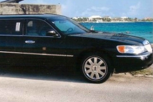 Nassau: Round-Trip Airport Transfer by Limousine